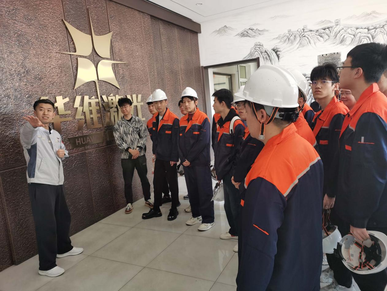 Učitelji in študenti z univerze Shenyang Technology so obiskali Huawei Laser Equipment Manufacturing Co., Ltd.