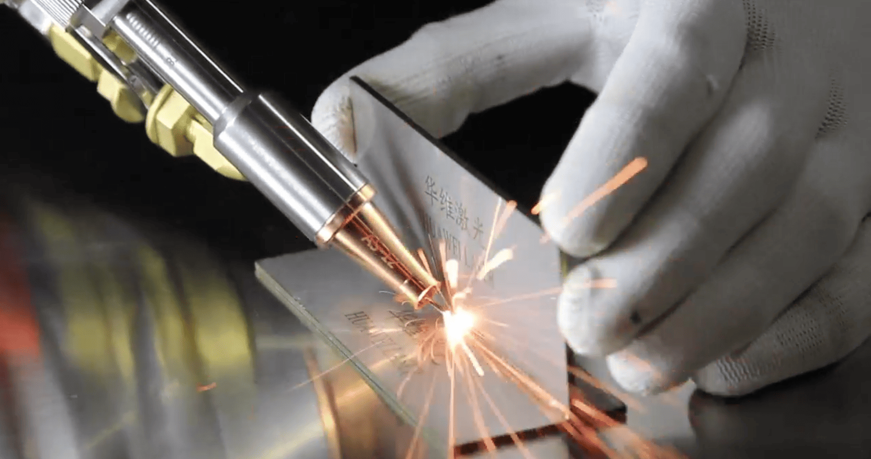 Kakšen je učinek 4-v 1 ročni laserski varilni stroj pri čiščenju varilnih šivov?